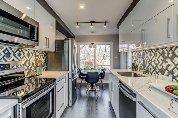 Chic Compact Kitchen Maximizes Efficiency